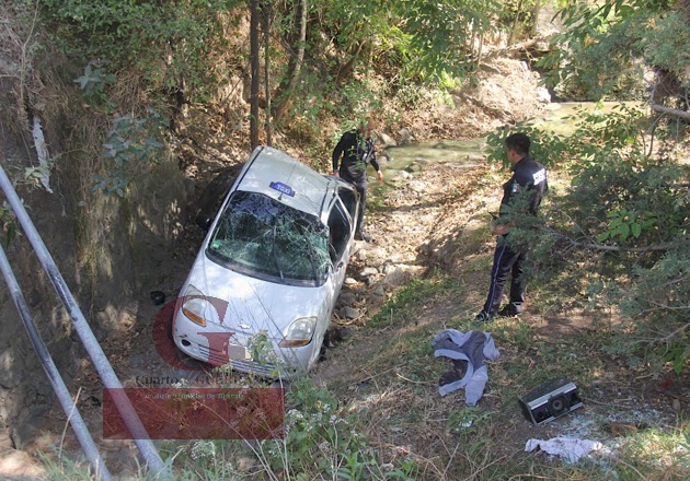 Taxi cae a barranco y su conductor salva la vida, en Apetatitlán