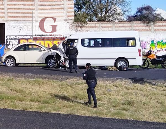 Supuesto médico en aparente estado etílico choca contra transporte de personal, en Tenancingo