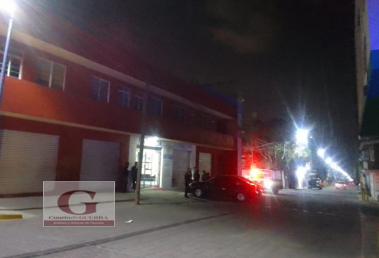 Delincuentes armados roban con violencia camioneta y dinero de una farmacia, en San Pablo del Monte