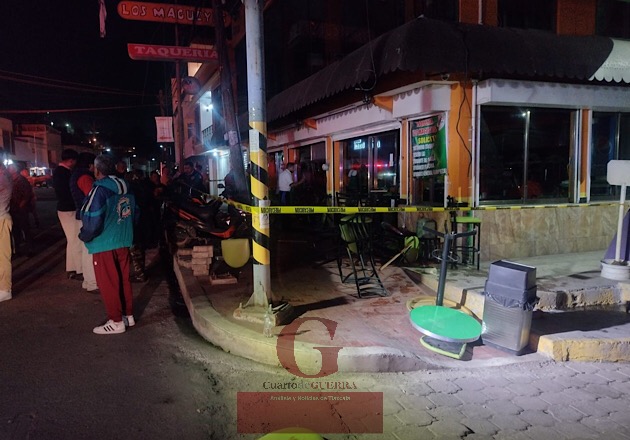 Vehículo choca contra taquería muy conocida en Tlaxcala y provoca daños materiales
