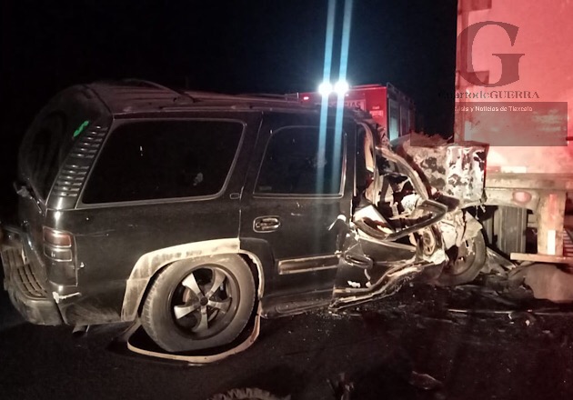 Fallecen dos mujeres tras chocar su camioneta contra un tráiler, en Calpulalpan
