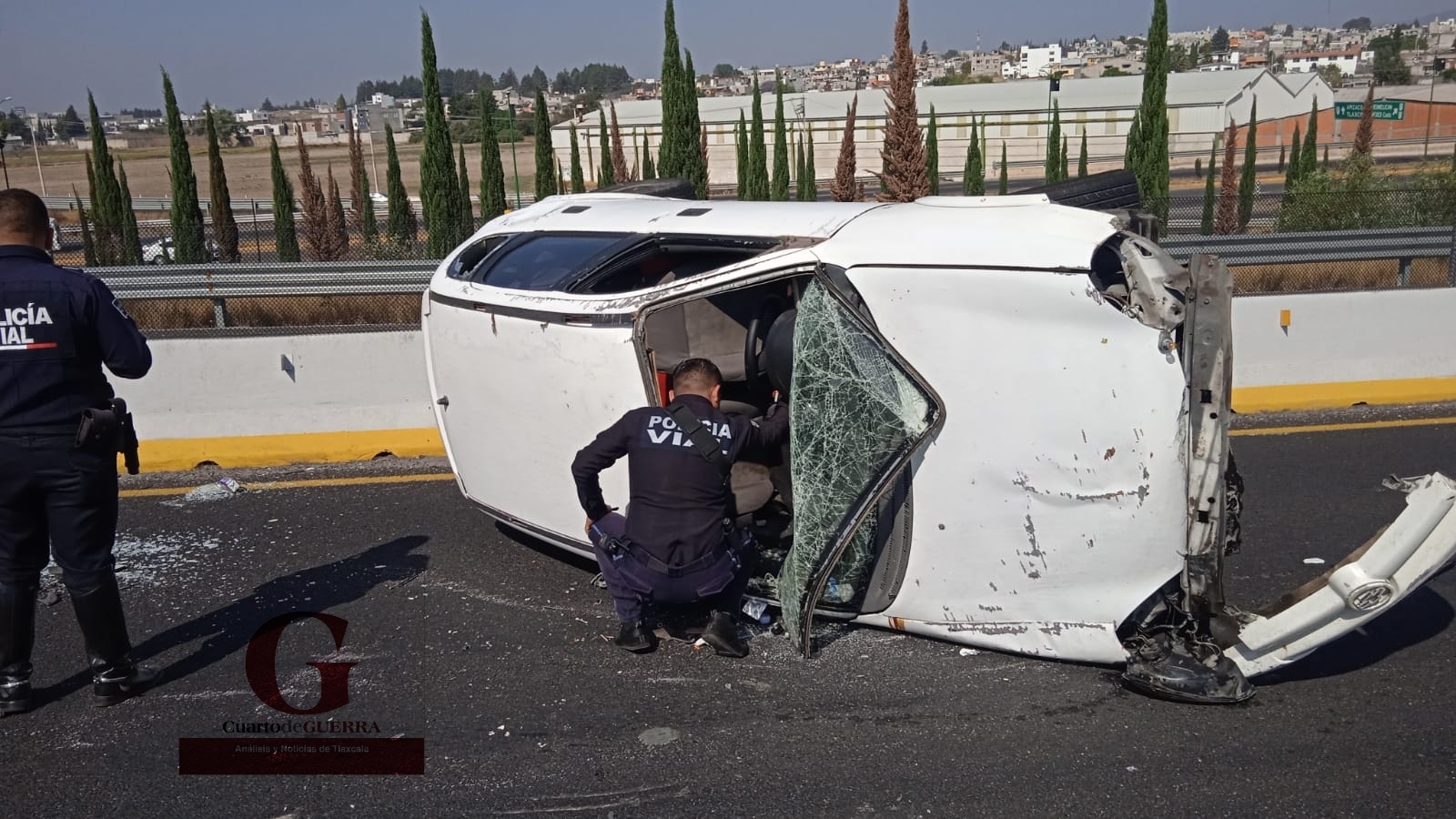 Resulta ilesa mujer que volcó en su vehículo sobre el Periférico Tlaxcala