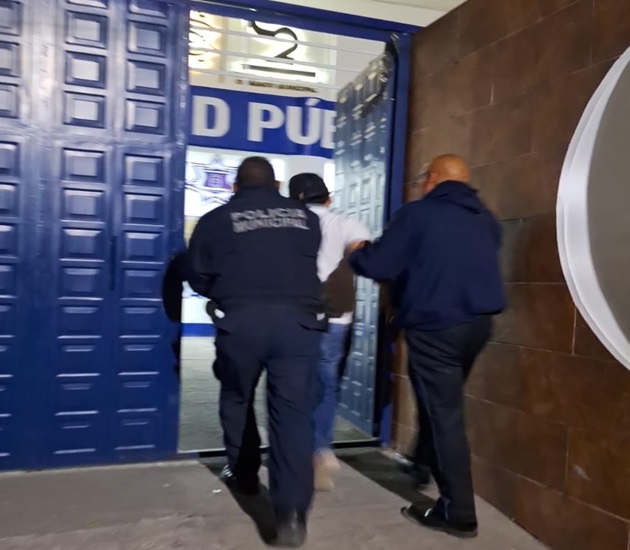 Policía de Apetatitlán detiene a sujeto por robo a comercio