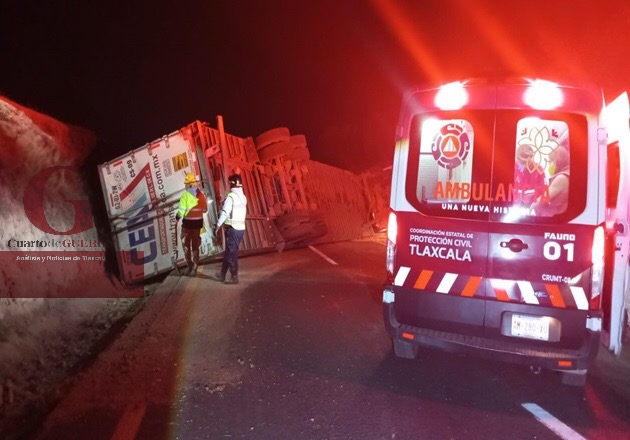 Genera daños materiales volcadura de un tráiler cargado de chiles, en Libramiento Apizaco