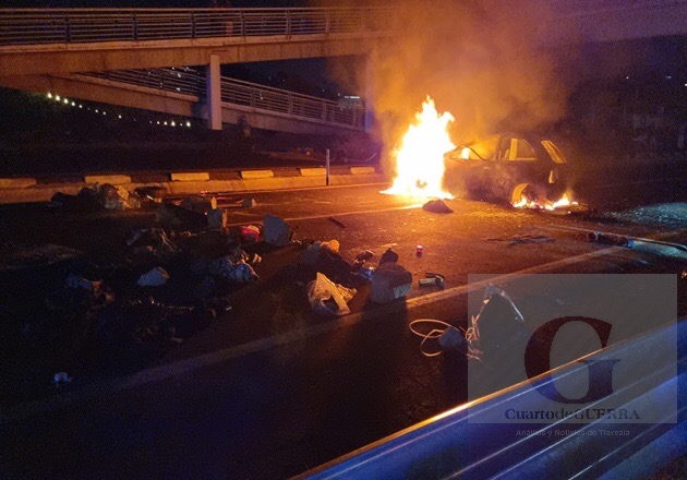 Pobladores de Tizatlán queman auto y bloquean la Apizaco-Tlaxcala por supuesto ‘levantón’ a una menor de edad