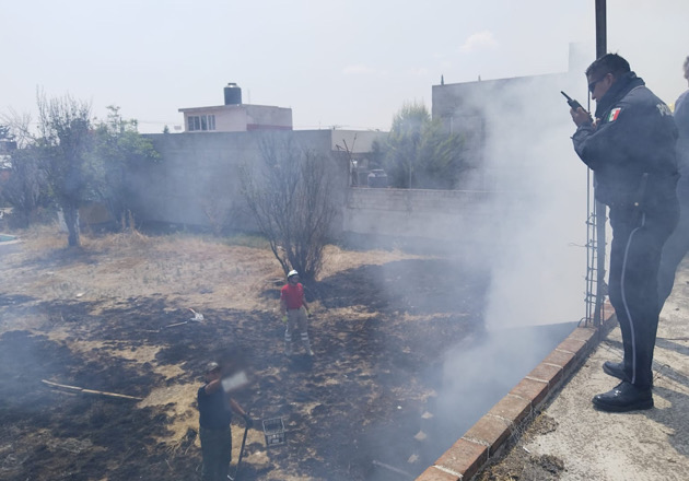 Sofoca Protección Civil y bomberos de Huamantla quema de basura en lote baldío