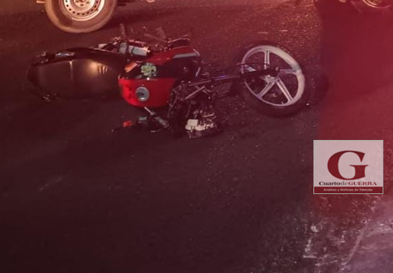 Joven motociclista sufre accidente y muere en el hospital de Nativitas; no portaba casco