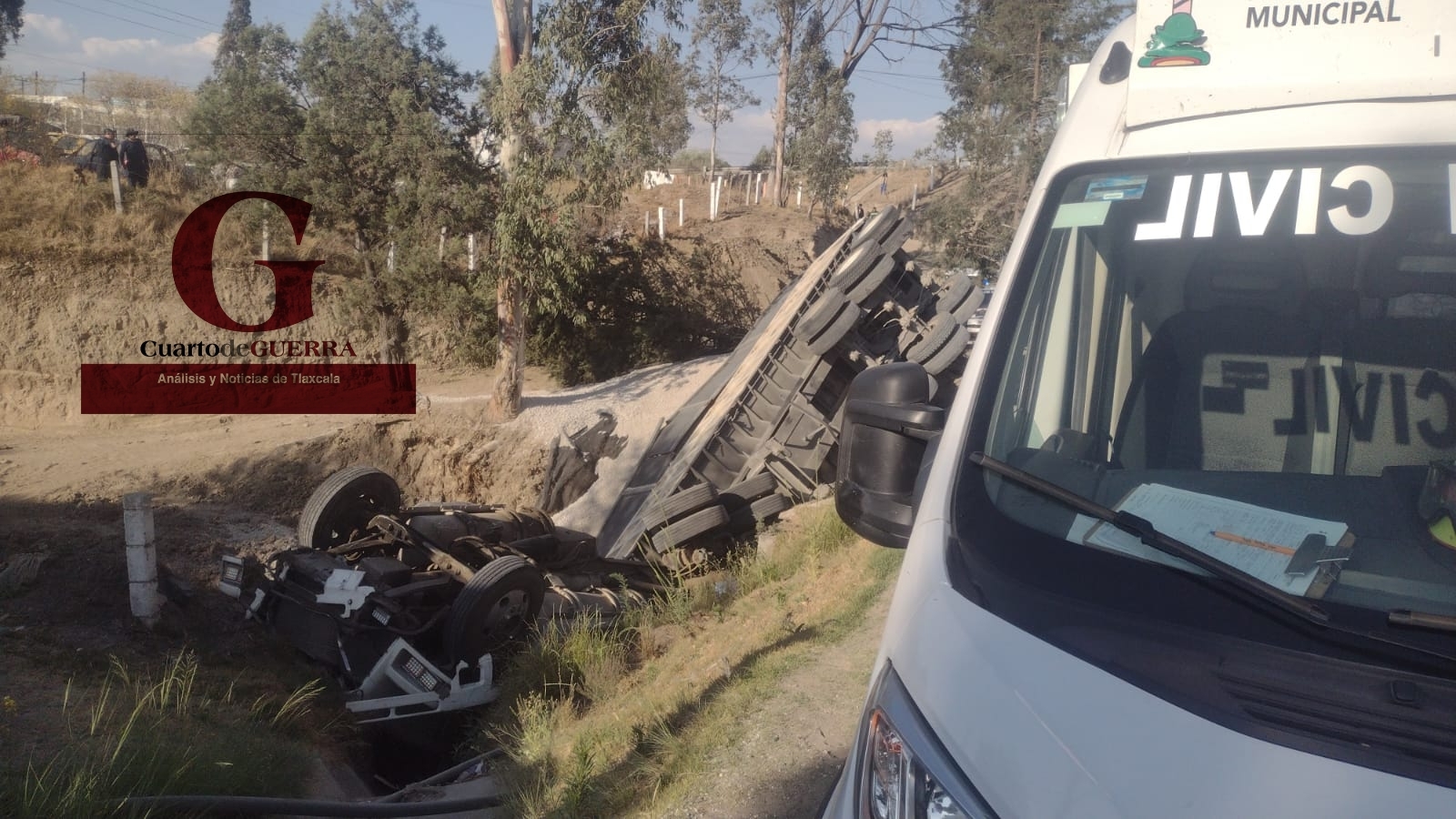 Vuelca tráiler cargado de grava, en Libramiento Apizaco; resulta ileso su conductor