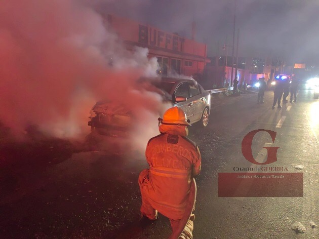 Moviliza a Bomberos incendio de dos vehículos en Tlaxcala