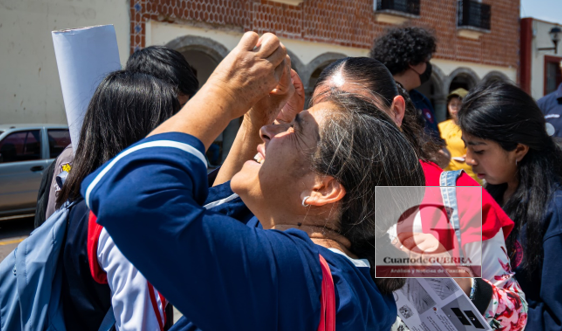 Se congregan decenas de personas para presenciar el eclipse de Sol en Tlaxcala