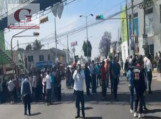 Cierran transportistas la federal Tlaxcala-Puebla, en protesta por presunta invasión de rutas