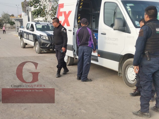 A plena luz del día, asaltan camioneta de paquetería en Tlaltelulco