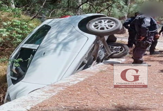 Vuelca auto compacto en Tzompantepec; una mujer y su menor hija salvan la vida