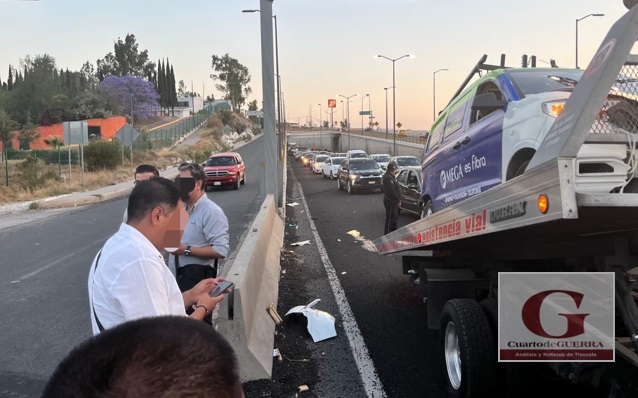 Chocan y abandonan camioneta de empresa de telecomunicaciones en Apetatitlán