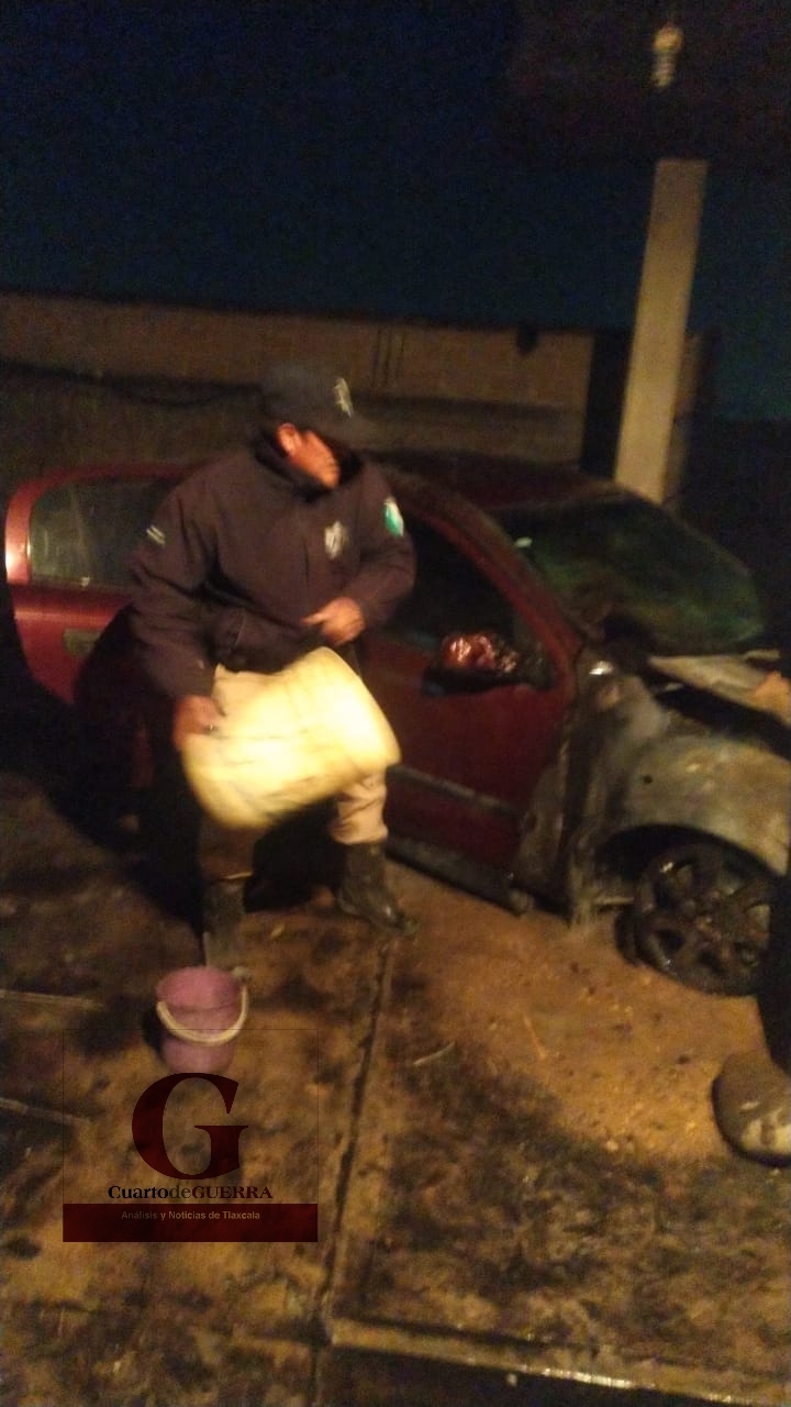 Se incendia vehículo de octogenaria en Acatitla, Panotla