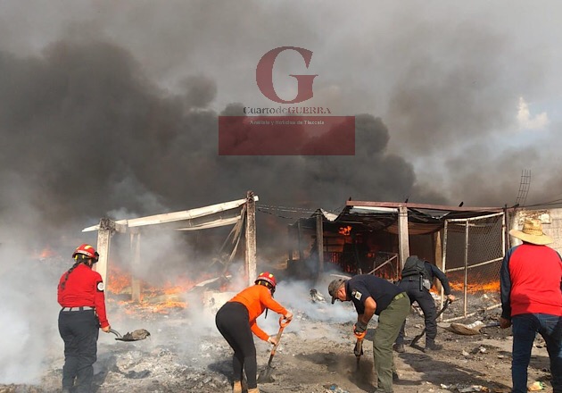 Se incendia recicladora en la colonia El Valle, en Huamantla
