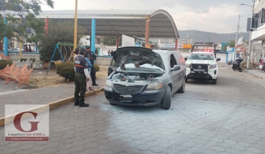 Se incendia camioneta por falla mecánica, en Panotla