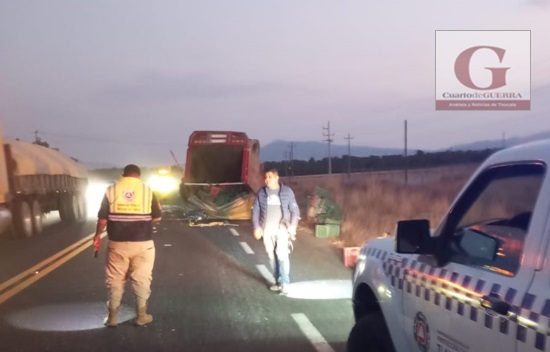 Vuelca camioneta sobre la Apizaco-Tlaxco