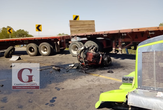 Dos personas lesionadas y daños materiales deja choque de unidades pesadas en la Tlaxco-Chignahuapan