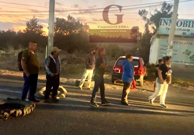 Pobladores de Tetla cierran la carretera Tlaxco-Apizaco; exigen seguridad