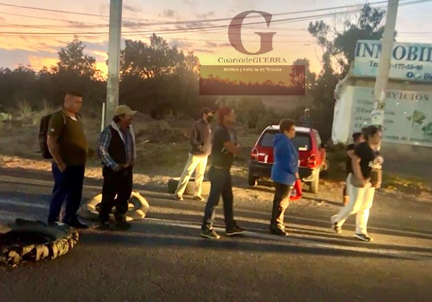 Pobladores de Tetla cierran la carretera Tlaxco-Apizaco; exigen seguridad