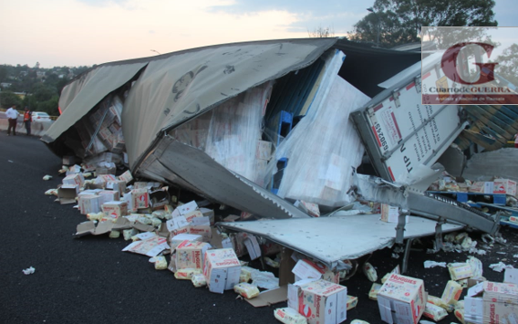 Vuelca caja seca de un tráiler por falla mecánica, en Yauhquemehcan