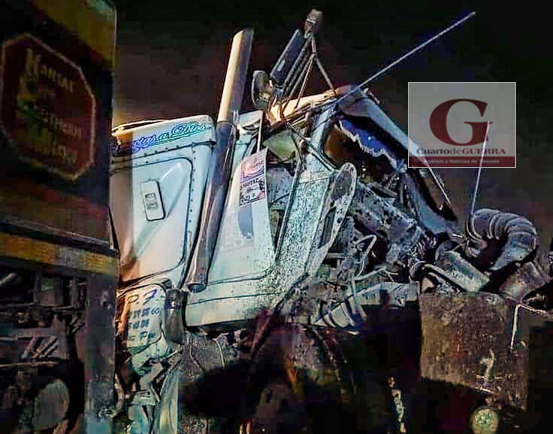 Fuerte accidente entre un tráiler y tren en límites de Tlaxcala e Hidalgo deja un lesionado