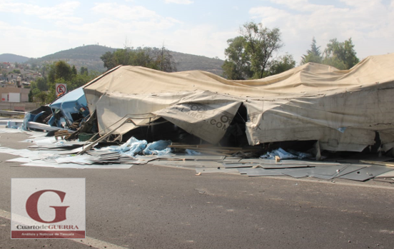 Vuelca tráiler sobre la Apizaco-Tlaxcala y genera caos vial