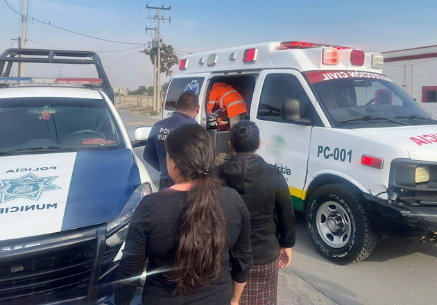 Traslada ambulancia de Protección Civil Huamantla a masculino que sufrió accidente con trilladora