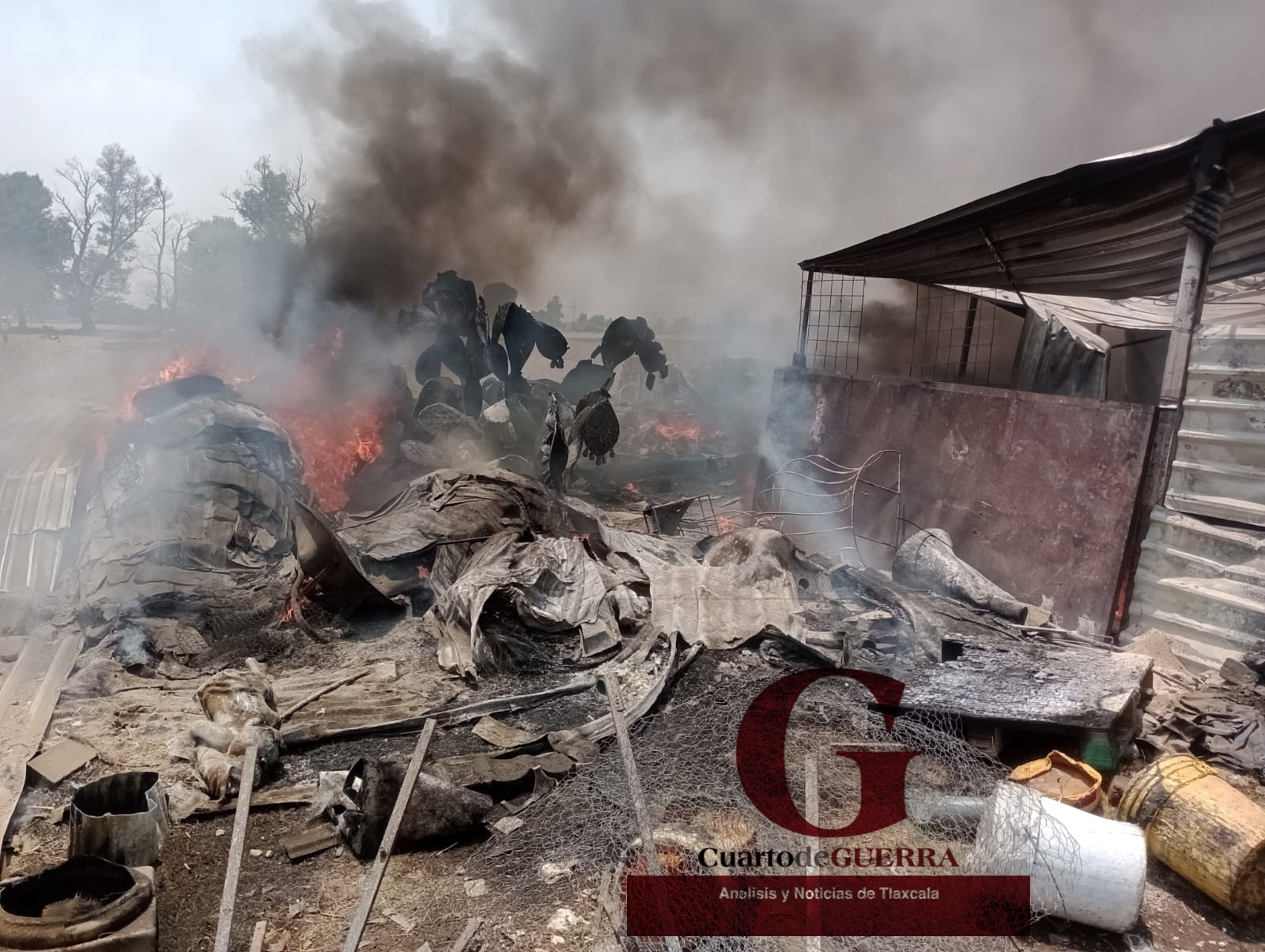 Se incendia domicilio luego de quema incontrolable de basura, en Tepetitla