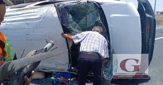 Aparatoso accidente de una camioneta deja un lesionado, en Hueyotlipan
