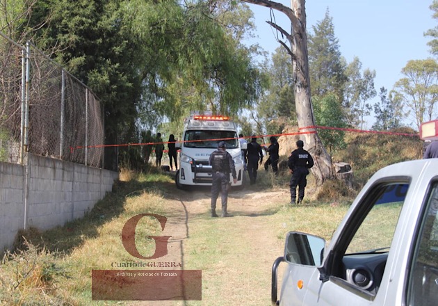 Sin cabeza hallan el cuerpo de un hombre al lado de una primaria, en Tepeyanco