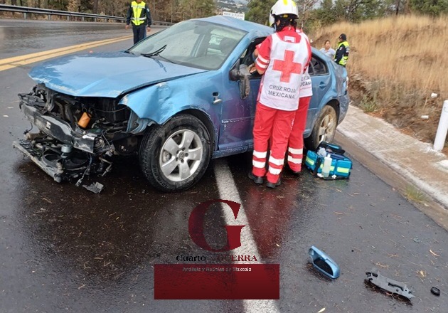 Resulta lesionado y atrapado un hombre tras volcar a bordo de su auto, en la Tlaxcala-Puebla