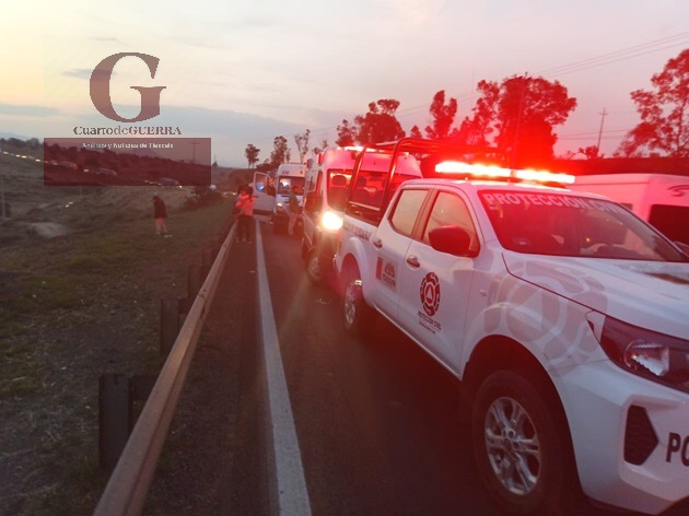 Al menos doce lesionados por choque entre tractocamión y unidad de transporte público, en Calpulalpan