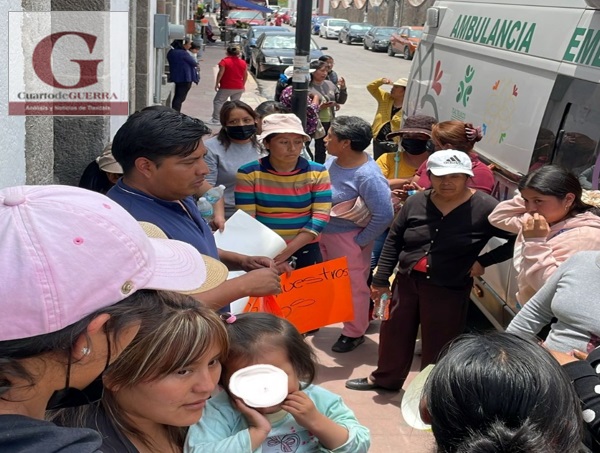 Se manifiestan padres de familia ante alcalde de Tlaltelulco por falta de techumbre