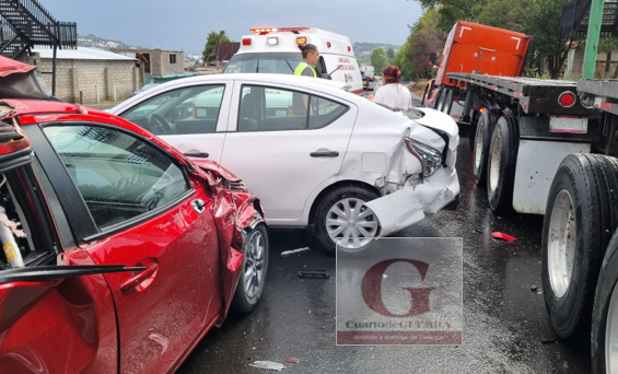 Salvan la vida dos conductoras después de ser embestidas por un tráiler, en Tizatlán