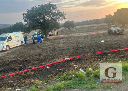 Muere una mujer al salir proyectada de auto tras volcadura,  en Atlangatepec