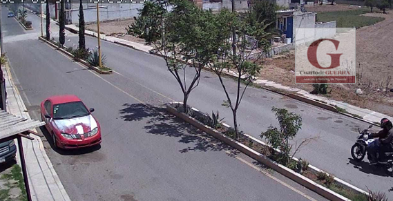 A plena luz del día, par de rufianes en moto, asaltan a una mujer, en Techachalco,  Panotla