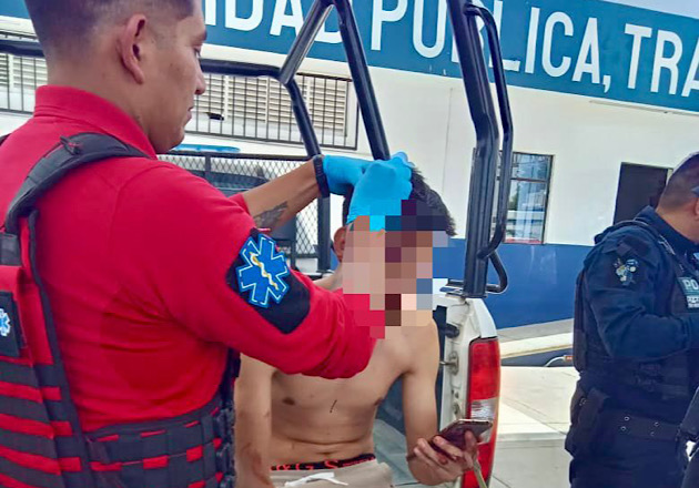 Auxilian elementos de Protección Civil de Huamantla a masculino agredido