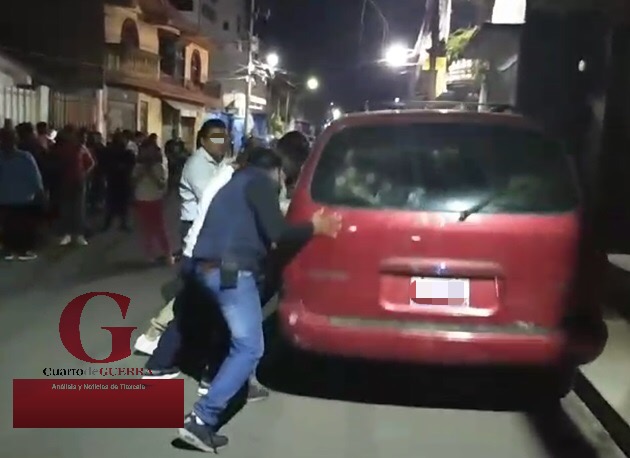 En Zacatelco, elementos de la SSC detonan armas para dispersar a multitud tras retención de camioneta con supuestas boletas electorales
