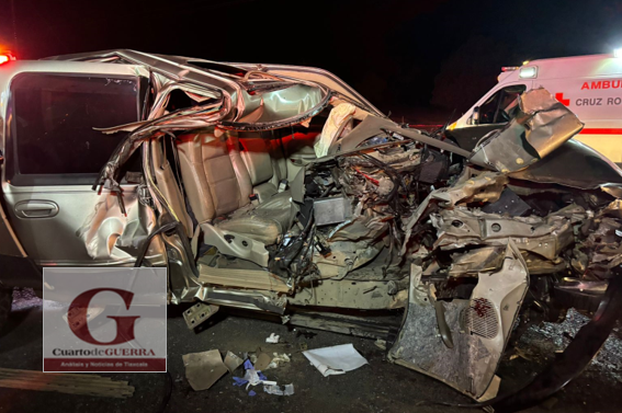 Tras accidente, mujer queda prensada en Tetla y su acompañante la abandona
