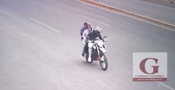 Motociclistas desarman a policía y asaltan negocio de materiales de construcción, en Yauhquemehcan