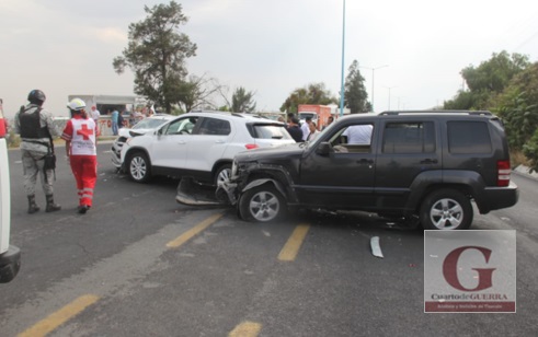 Deja dos lesionados choque entre tres vehículos, en Tepeyanco