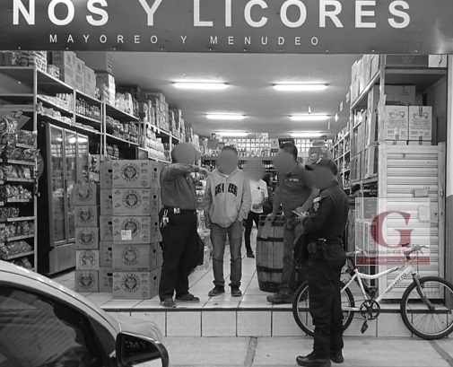 Asalta dupla de malhechores comercio en Apizaco; huye con dinero en efectivo y mercancía