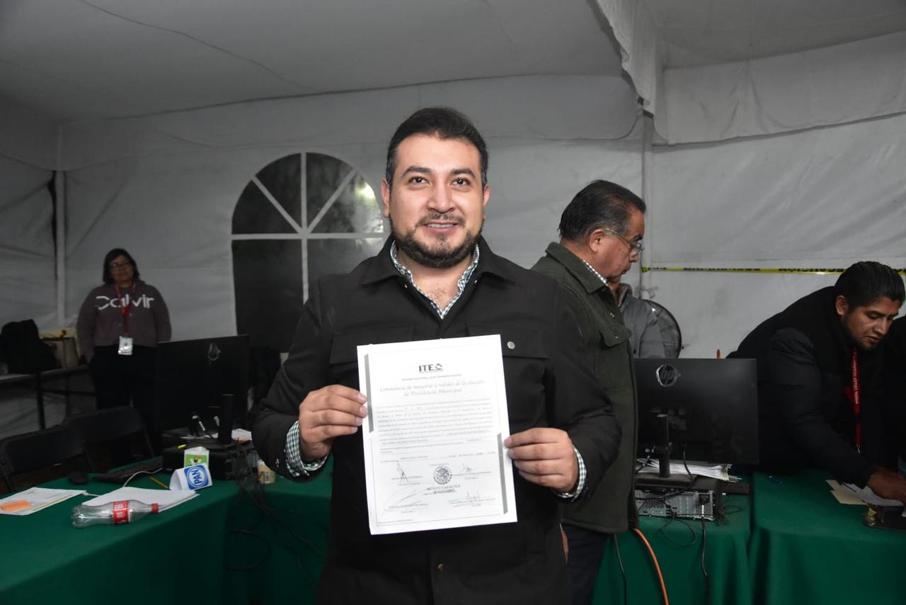 Recibe Salvador Santos Cedillo constancia de mayoría como presidente municipal de Huamantla
