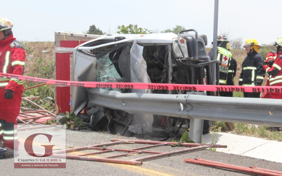 Muere un joven al quedar prensado contra barra metálica tras volcadura de camioneta, en la Tlaxcala-Puebla