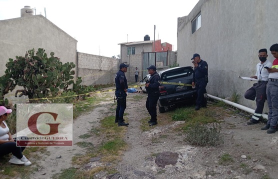 Al cambiar una llanta, muere hombre aplastado por vehículo, en Tequexquitla