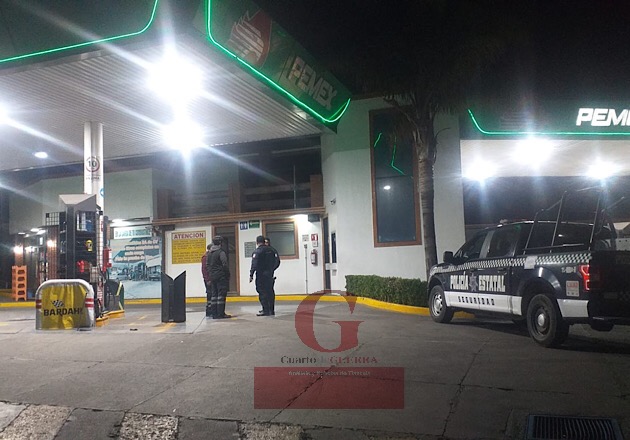 Con pistola en mano, asaltan gasolinera en Tetla