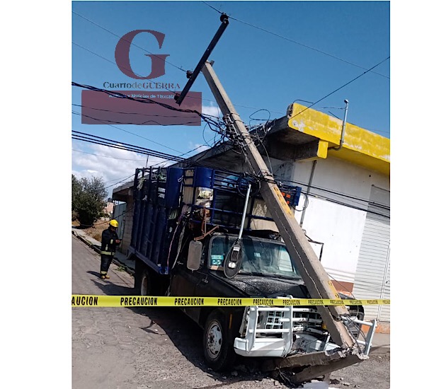 Se impacta camioneta contra un poste de luz, en Panotla