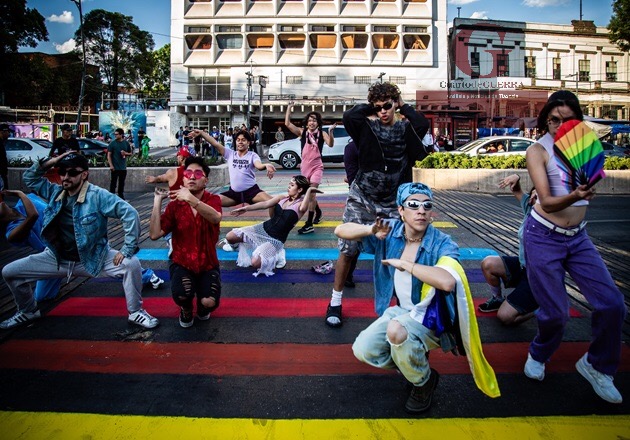Pinta Injuve crucero peatonal Lgbtttiq